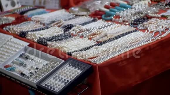 珠项链和纪念品在宗甸夜市泰国帕塔亚视频的预览图