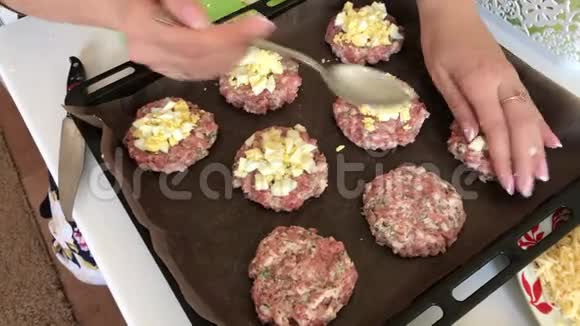 女人准备食物碎肉牛排配土豆鸡蛋和奶酪烹饪步骤和食材视频的预览图