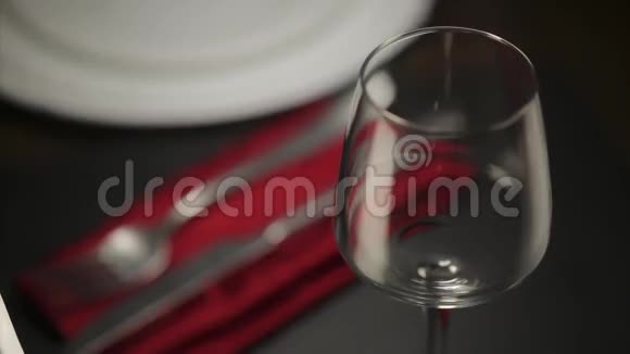 红酒倒进玻璃杯里视频的预览图