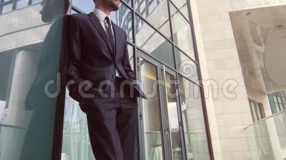 多利拍摄的正面商人站在办公楼附近视频的预览图