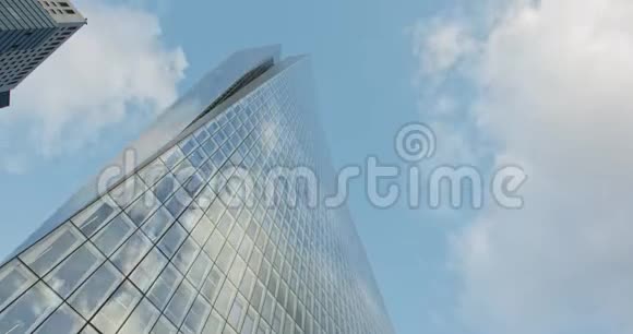 以色列特拉维夫现代玻璃摩天大楼的时间推移视频的预览图