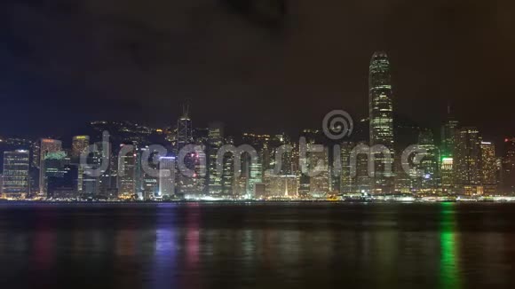 从码头到香港中部的夜景视频的预览图
