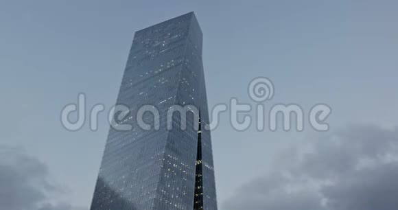 以色列特拉维夫现代玻璃摩天大楼的时间推移视频的预览图