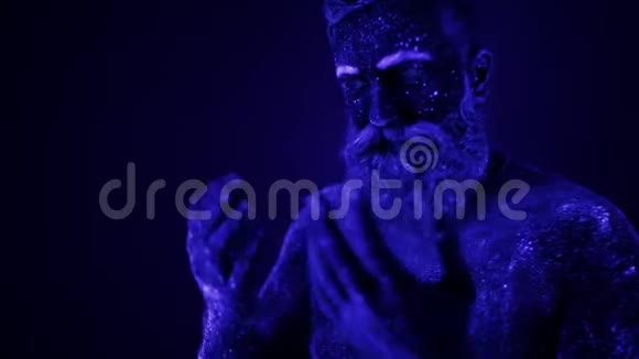 紫外线下一个可怕的胡子男人特写的一张脸视频的预览图