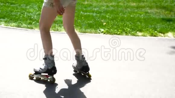 女孩骑着溜冰鞋视频的预览图