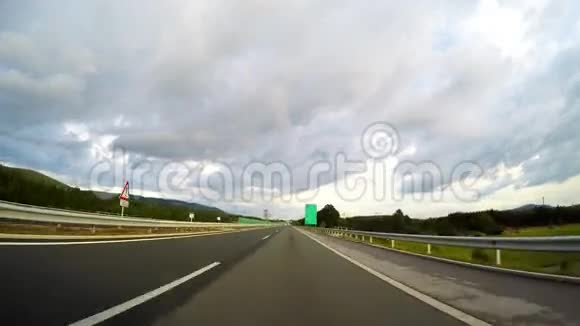 高速公路上超速行驶视频的预览图