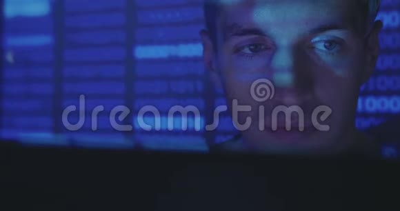 黑客程序员正在电脑上工作在网络安全中心编写代码视频的预览图