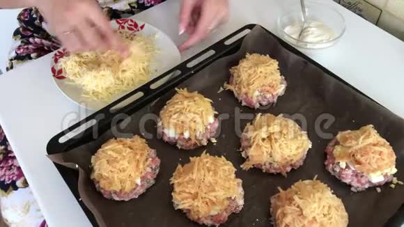 女人准备食物碎肉牛排配土豆鸡蛋和奶酪烹饪步骤和食材视频的预览图