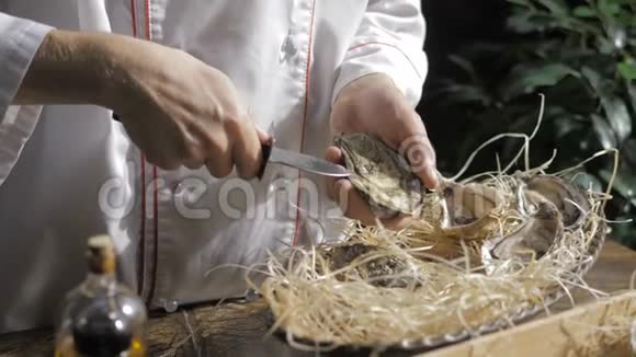 打开中空扁平的牡蛎厨师在餐厅开牡蛎视频的预览图