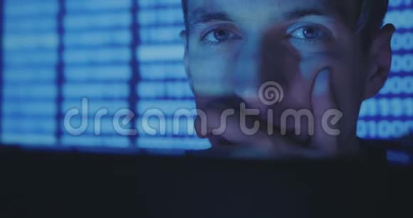 黑客程序员正在电脑上工作在网络安全中心编写代码视频的预览图