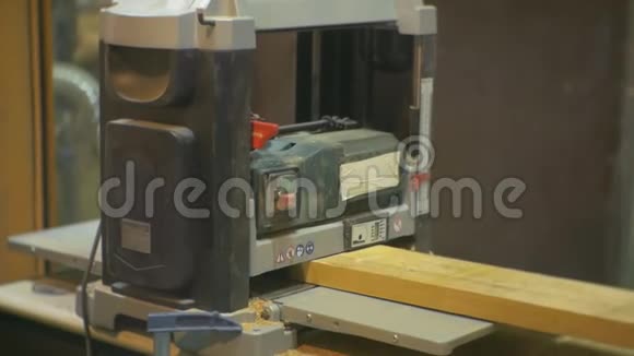 一个人用木工机器在车间工作视频的预览图