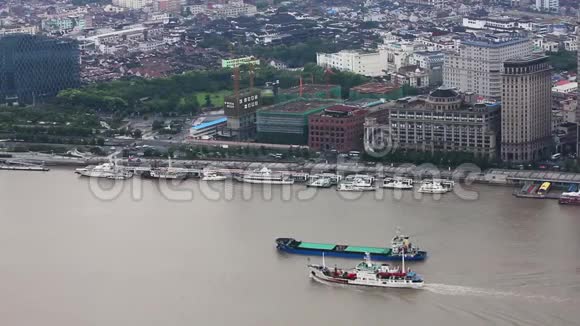 多艘驳船沿河航行途经上海中国上海视频的预览图