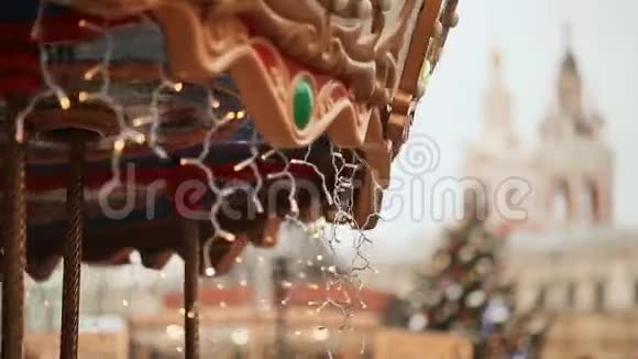 圣诞旋转木马与儿童旋转装饰照明莫斯科城市的区域新年主题视频的预览图