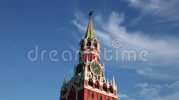 莫斯科克里姆林宫斯帕斯卡亚塔在蓝天视频的预览图