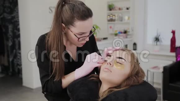 专业化妆师为美容院客户挑眉毛视频的预览图