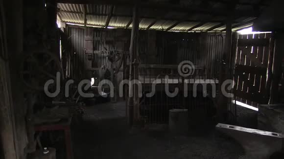 木屋里的旧车间视频的预览图