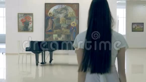 不认识的女音乐家来钢琴4K视频的预览图