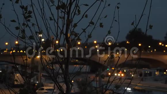 巴黎夜景有车桥和帆船旅游水上巴士的塞纳河视频的预览图