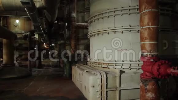 工厂内部空厅的内部场景地下室的老工厂视频的预览图