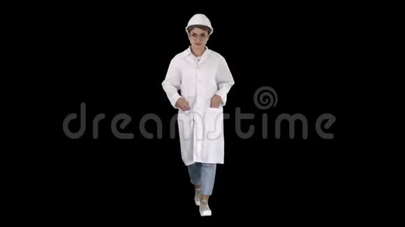 穿着白色实验室外套戴着安全帽走路的女人阿尔法频道视频的预览图