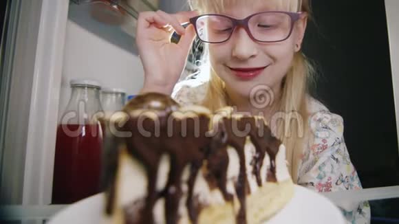 小甜甜在冰箱里发现了一个蛋糕他用手指舔它在宽面上拍摄的滑稽镜头视频的预览图