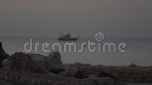 黎明时分旧渔船在海洋中航行视频的预览图
