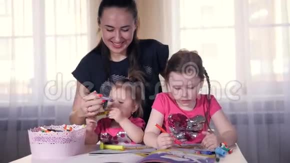 微笑的母亲和女儿画的肖像高清视频的预览图