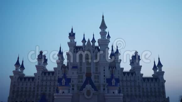 梦幻景观与童话城堡在夜间与蓝天背景视频的预览图