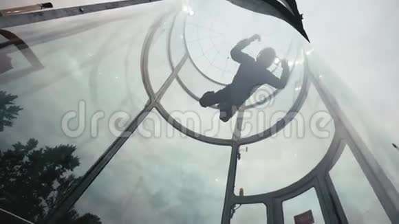 人类跳伞者在风洞中绕圈飞行在风洞里飞行视频的预览图