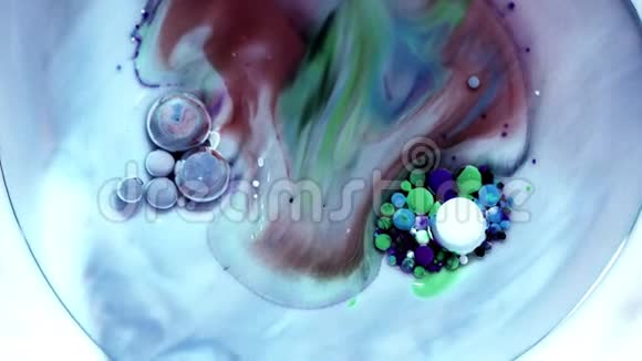 多色丙烯酸涂料大理石图案抽象油漆和气泡视频的预览图