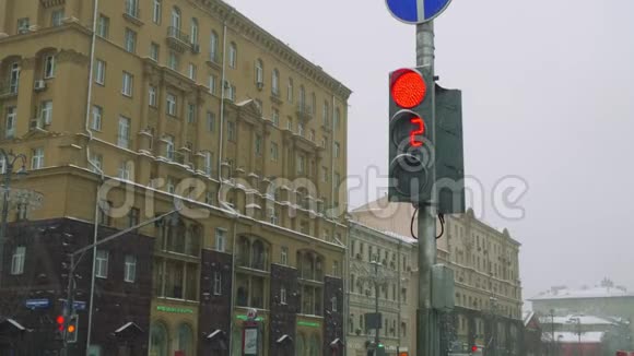 莫斯科大十字路口红灯倒计时交通灯景视频的预览图