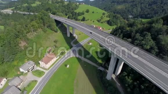 一条高速公路上的大桥视频的预览图