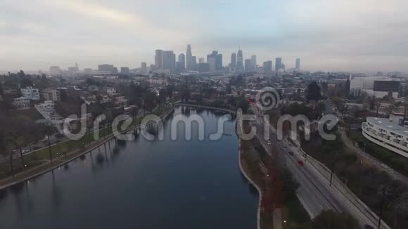 洛杉矶公园湖下午交通市中心天际线视频的预览图
