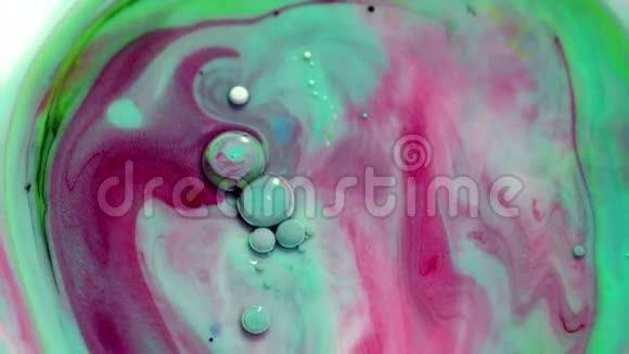 多色丙烯酸涂料抽象油漆和气泡视频的预览图