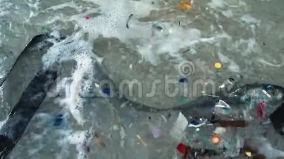 世界上污染最严重的海滩塑料海洋废弃物视频的预览图