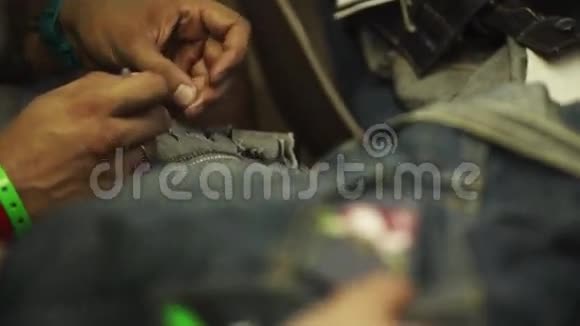 男人和女人在车间里用牛仔布做手工视频的预览图