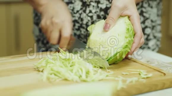上了年纪的女人的手蔬菜沙拉视频的预览图