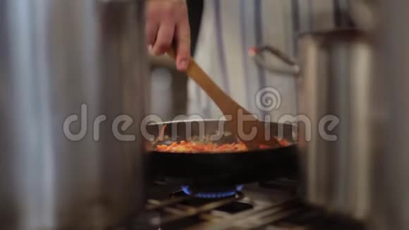 厨师正在锅里搅拌蔬菜视频的预览图