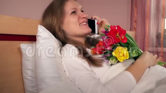 年轻快乐的女人带着鲜花呼唤着她的丈夫感谢她的惊喜视频的预览图