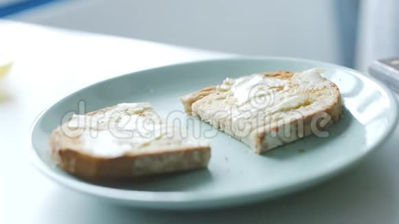 女人早餐做简单的鱼三明治视频的预览图