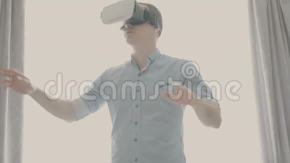 戴着虚拟现实面具的人环顾四周视频的预览图