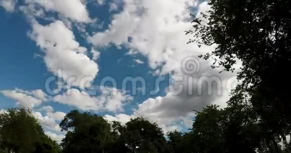 时间流逝白云在蓝天中移动视频的预览图