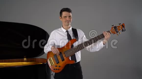 弹低音吉他的人视频的预览图
