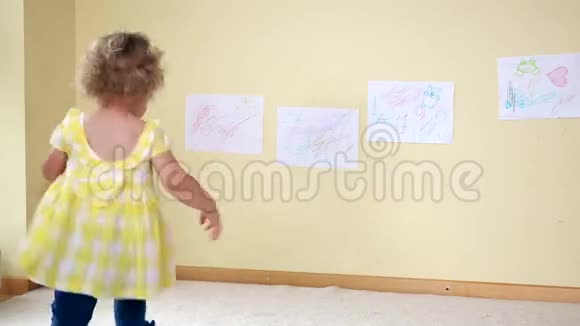 美丽的小女孩奔跑跳跃和旋转多动症儿童视频的预览图