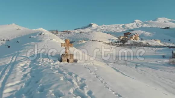 基督教跨在冬季雪山周围的城镇空中复印机视频的预览图