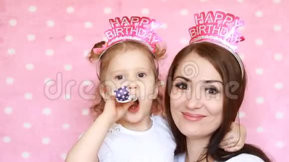 生日快乐一个年轻女人和一个孩子特写的肖像家庭母女俩一起玩笑视频的预览图