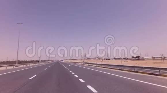 沙漠公路附近的高压电线储存录像视频的预览图