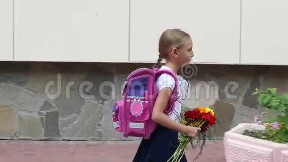 悲伤的女孩带着背包和花束回到学校年轻的白人白种人女孩带着粉红色的背包视频的预览图