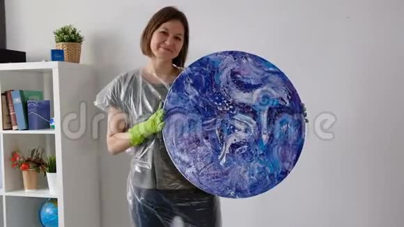 女性与流体艺术丙烯酸绘画创意宇宙艺术品嬉皮壁纸蓝色与创作者的手视频的预览图