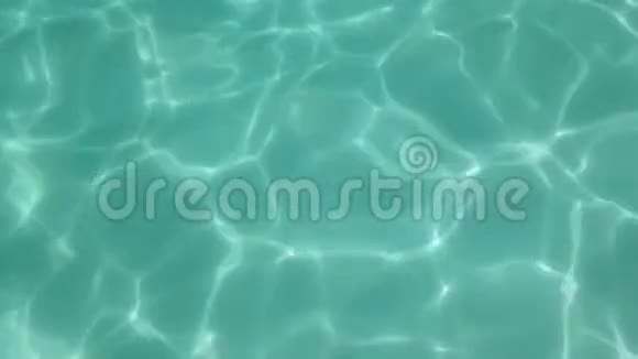泳池反光镜头蓝水背景视频的预览图